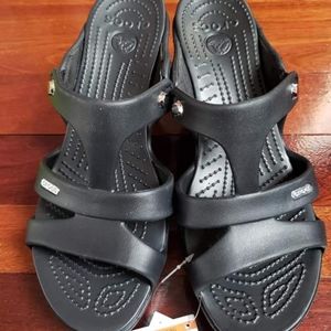 NWT in box - Crocs women's Cyprus V Heel - size 10